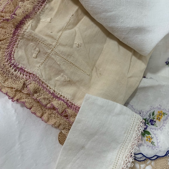 VINTAGE TEXTILE COLLECTION 8 PIECES HANDKERCHIEFS, NAPKIN, FINGERTIP TOWEL - Picture 6 of 7
